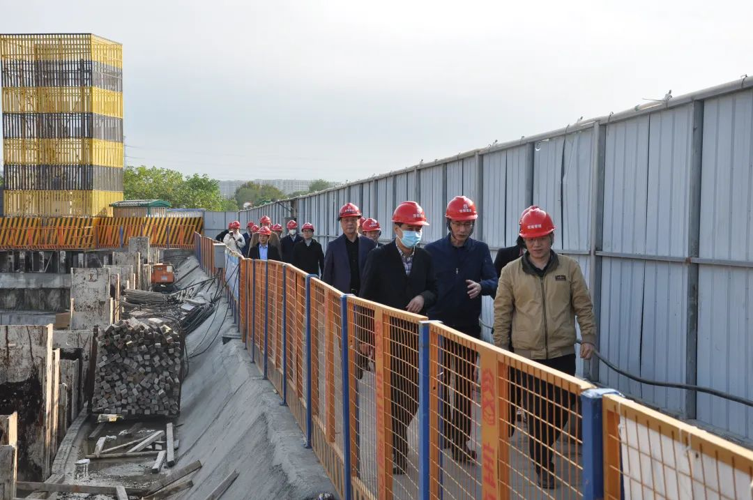 山東公用控股有限公司黨委書記、董事長李魯一行蒞臨商達(dá)公用考察指導(dǎo)