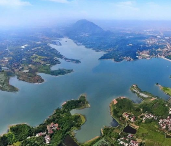 建設(shè)人與自然和諧共生的美麗中國(guó)(人民日?qǐng)?bào))